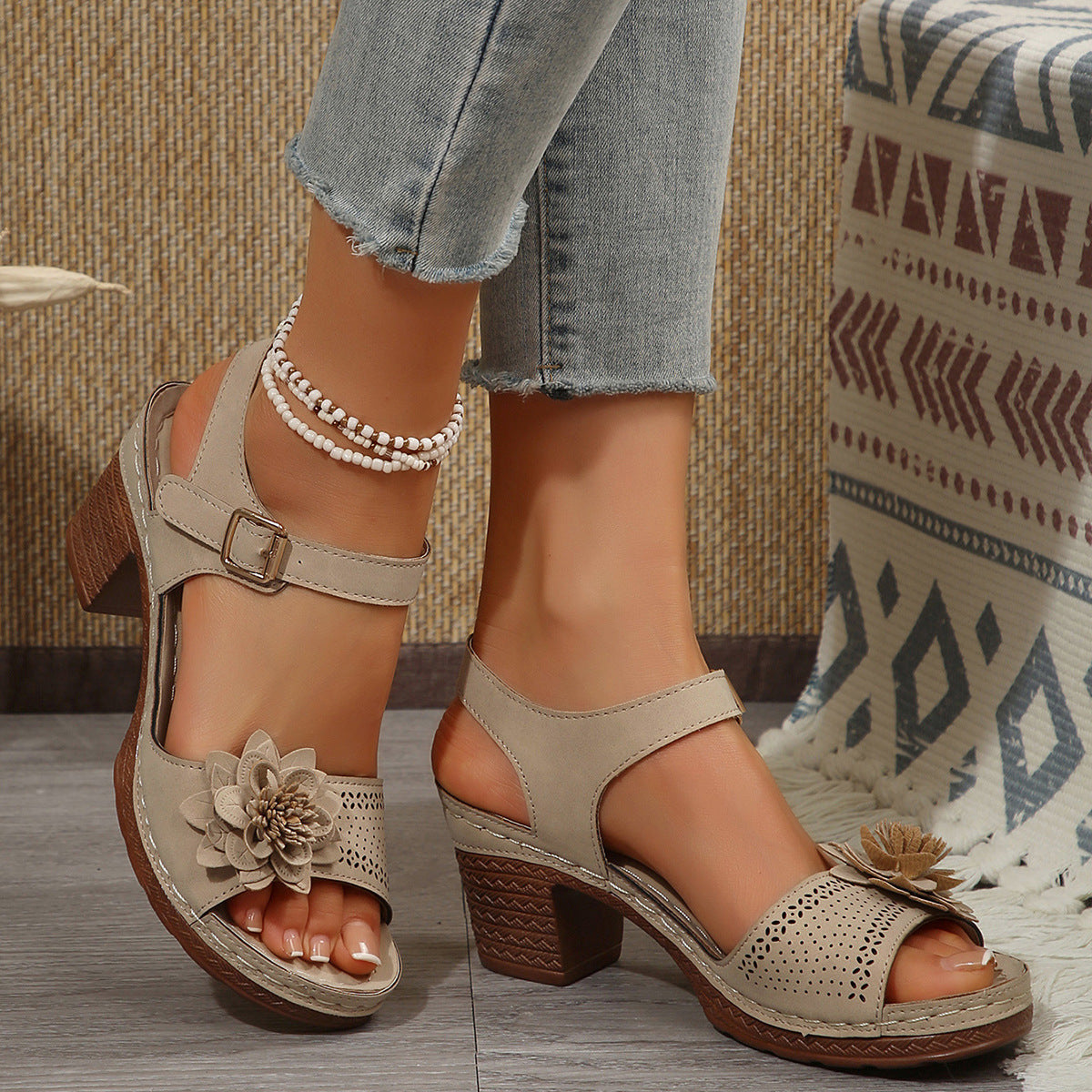 【🔥Reducere limitată】【36-43】Sandale elegante de damă cu vârful deschis și decorațiuni florale